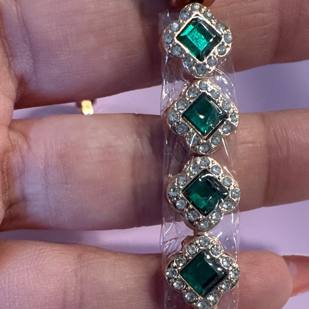 (5/3) Van Cleef style Gold-Tone Bracelet Watch with Emerald Green Stones - Picture 3 of 4